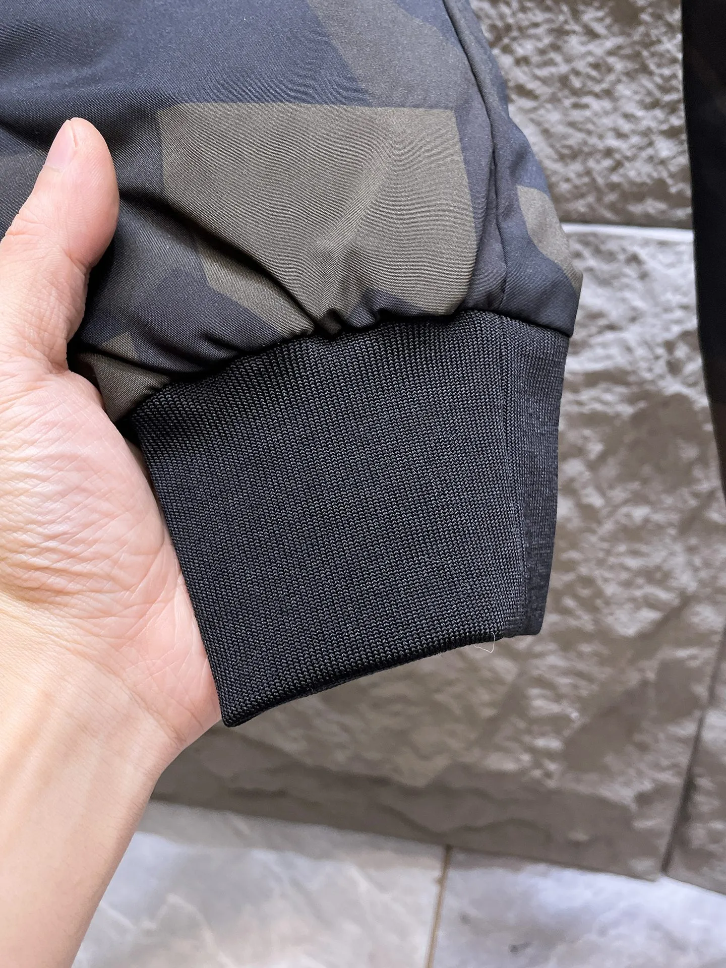 P490 Big Goose🇨🇦 🌹25 new autumn and winter thickened warm down pants are here🔥A must-have outdoor windproof, lockable and warm in winter. Made of professional-grade outdoor windproof, waterproof and breathable fabric. Lining is 90% white duck down filling. Lightweight design. Lightweight and warm. Seamless gluing process on the inside. Uses light and gall-free anti-drilling fabric to effectively prevent velvet running. Original hardware accessories. Classic logo matching. Simple and versatile, the upper body is stylish and not bloated. The style is the same for men and women! Size: M-3XL.